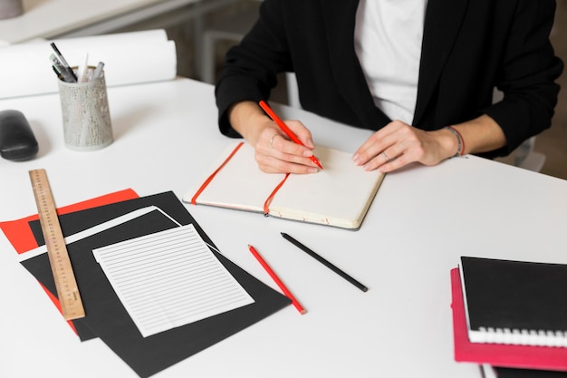 Foto gratuita profesor de primer plano escribiendo en la agenda