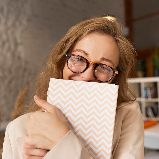 Foto gratuita profesor de retrato con libro