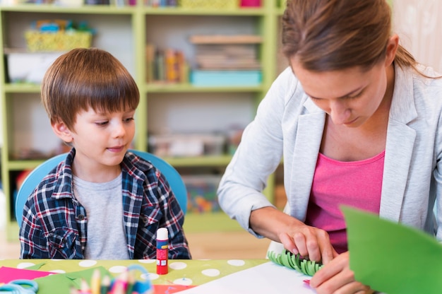 Profesor de tiro medio ayudando a niño