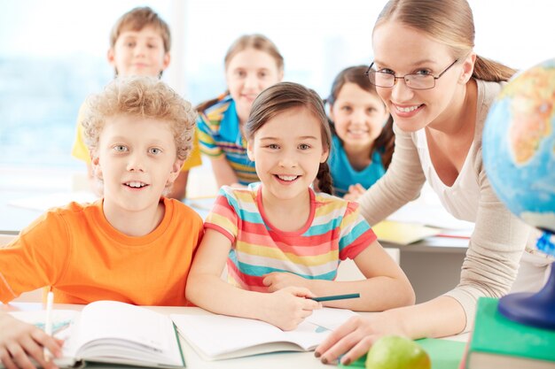 Profesora y alumnos sonriendo en clase