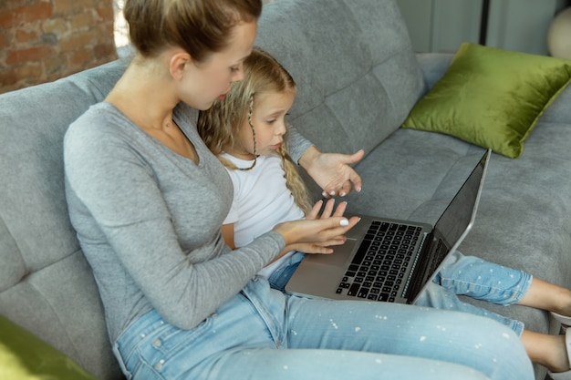 Profesora caucásica y niña, o mamá e hija.