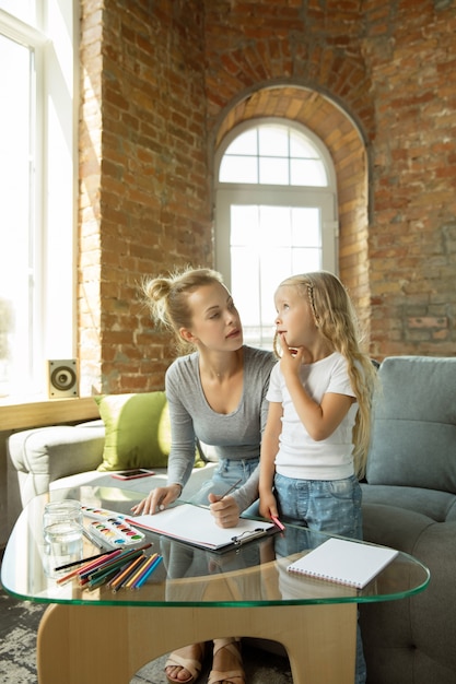 Profesora caucásica y niña, o mamá e hija.