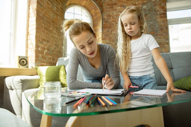 Profesora caucásica y niña, o mamá e hija.