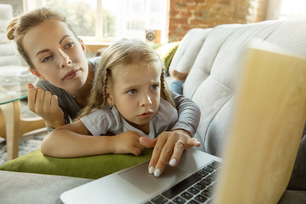 Profesora caucásica y niña, o mamá e hija.