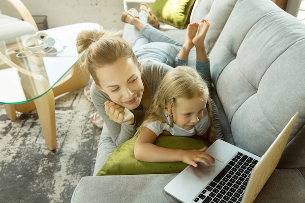 Profesora caucásica y niña, o mamá e hija.