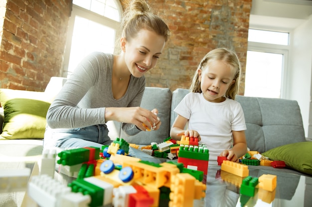 Profesora caucásica y niña, o mamá e hija.