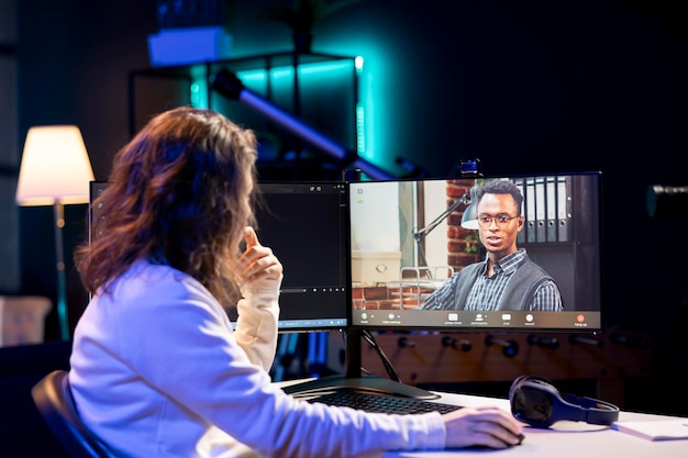 Profesora de ciencias de la computación dando clases particulares con un estudiante en una videoconferencia en línea