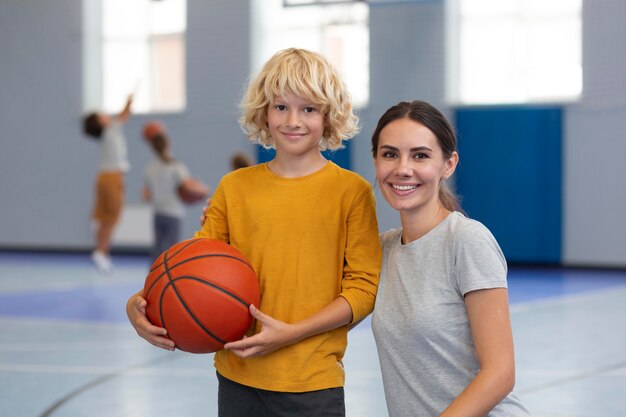 Profesora de deportes con su alumno