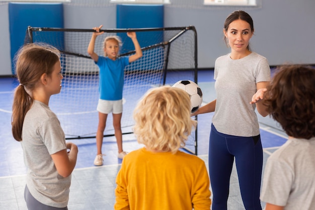 Profesora de deportes con sus alumnos