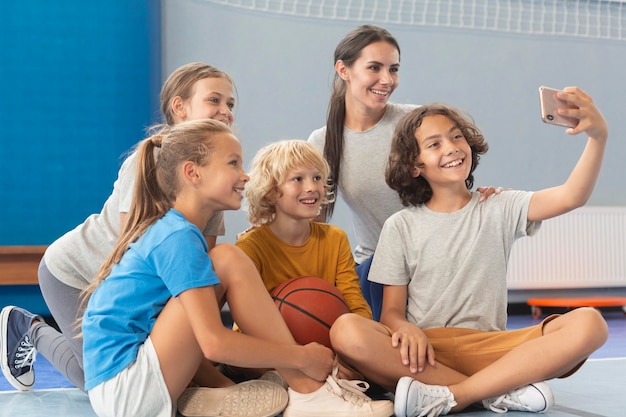 Profesora de deportes con sus alumnos