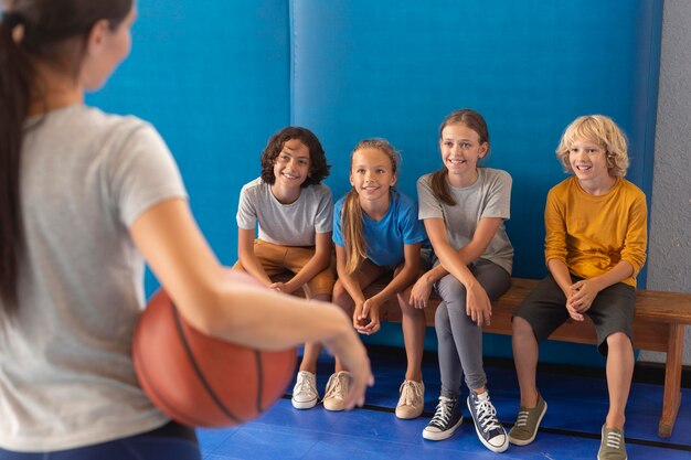 Profesora de deportes con sus alumnos