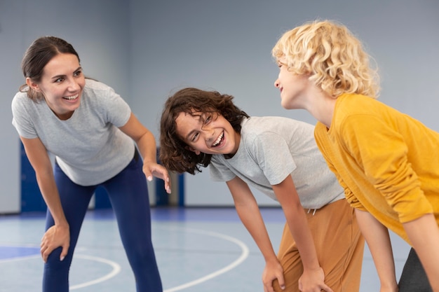 Profesora de deportes con sus alumnos