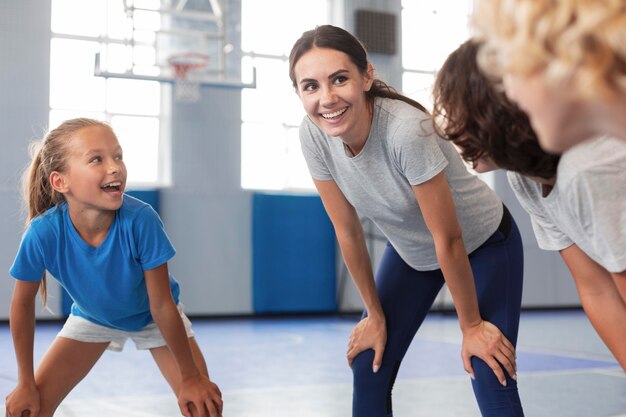 Profesora de deportes con sus alumnos