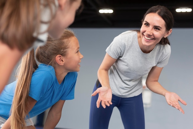 Profesora de deportes con sus alumnos