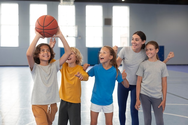 Foto gratuita profesora de deportes con sus alumnos