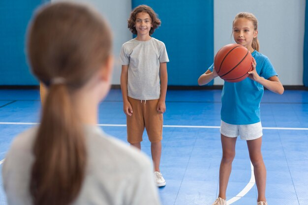 Profesora de deportes con sus alumnos