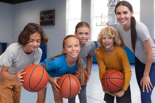 Foto gratuita profesora de deportes con sus alumnos