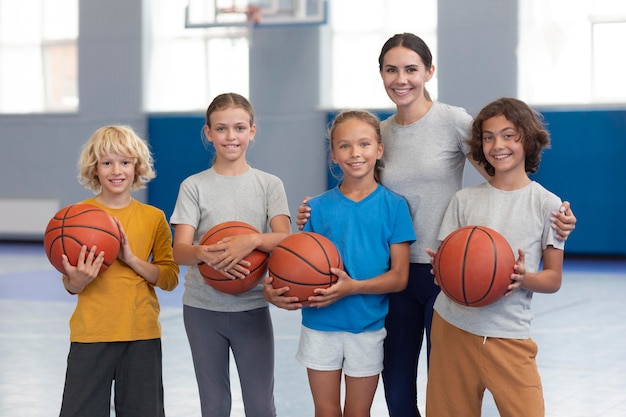 Foto gratuita profesora de deportes con sus alumnos