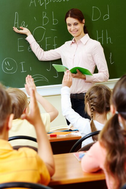 Profesora enseñando el alfabeto