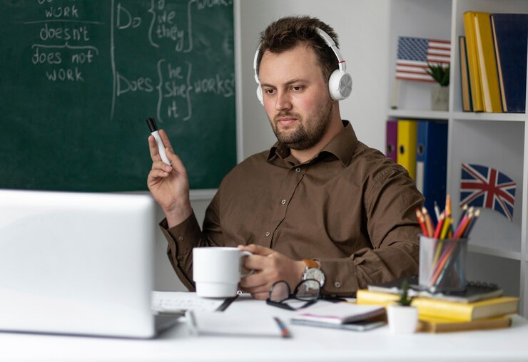 Foto gratuito profesora haciendo una lección de inglés en línea