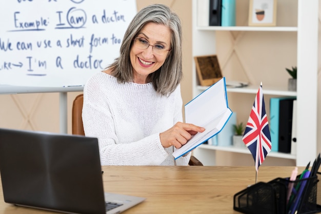 Profesora de inglés haciendo lecciones en línea