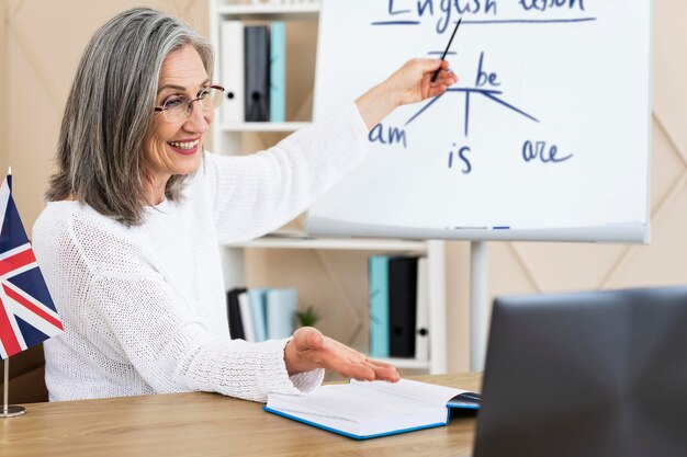 Profesora de inglés haciendo lecciones en línea