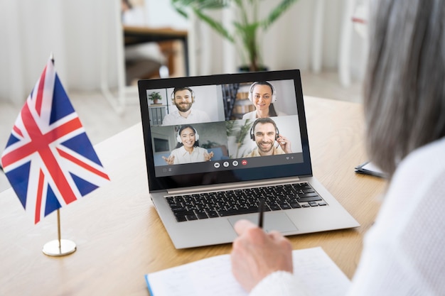 Profesora de inglés haciendo su clase en la computadora portátil