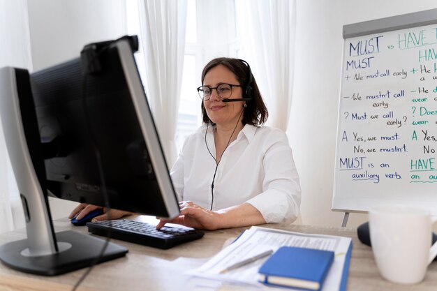 Profesora de inglés haciendo su clase con una pizarra.