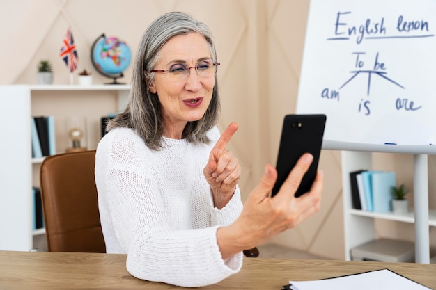 Profesora de inglés haciendo sus clases online