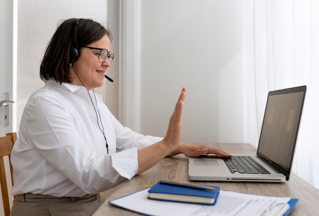 Profesora de inglés haciendo sus lecciones en línea