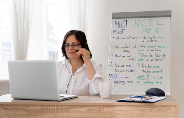 Profesora de inglés haciendo sus lecciones online en casa