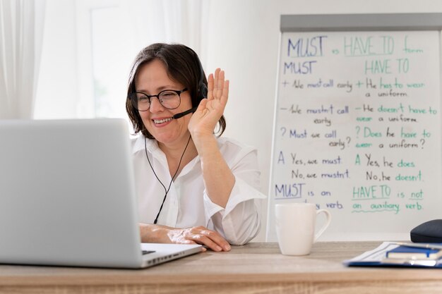 Profesora de inglés haciendo sus lecciones online en casa