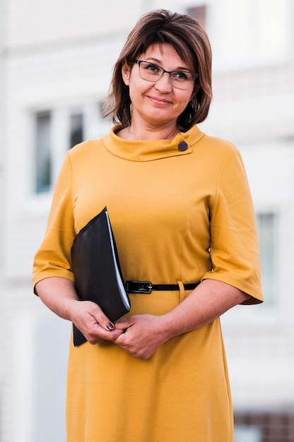 Profesora de pie al aire libre