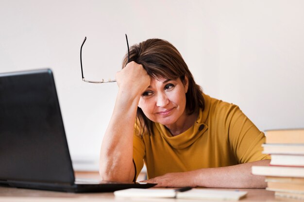 Profesora con portátil cansado