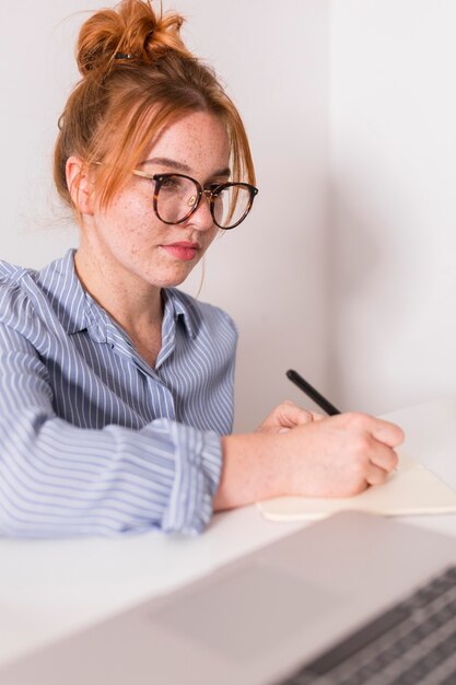 Profesora prestando atención a los estudiantes durante la clase en línea