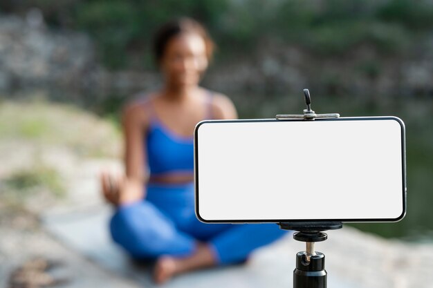 Profesora de yoga practicando al aire libre