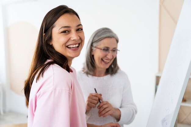 Profesores de inglés haciendo una clase juntos.