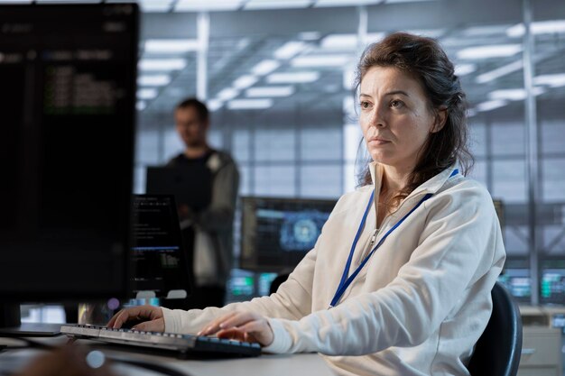 Programador de centros de datos escribiendo planes de recuperación de desastres