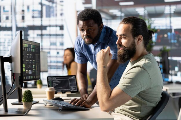 Programador y colega en la oficina de entrenamiento de algoritmos de aprendizaje automático