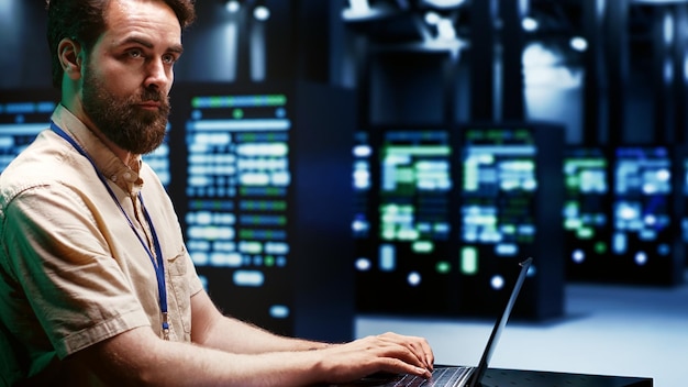 Programador escribiendo el plan de recuperación del servidor