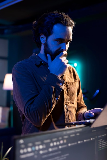 Programador pensativo caminando por el apartamento pensando en cómo resolver problemas de codificación