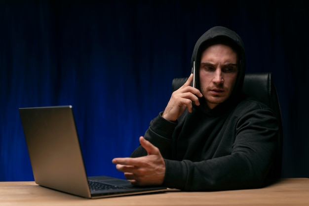 Programador de plano medio hablando por teléfono