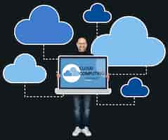 Foto gratuita programador sosteniendo una laptop con cloud computing.