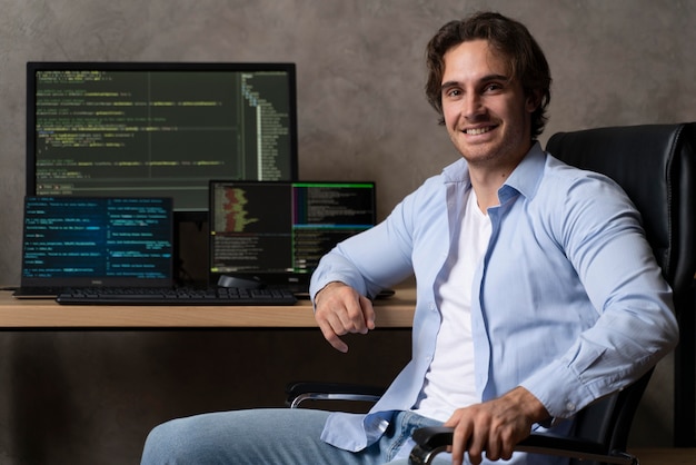Programador de tiro medio sentado en una silla