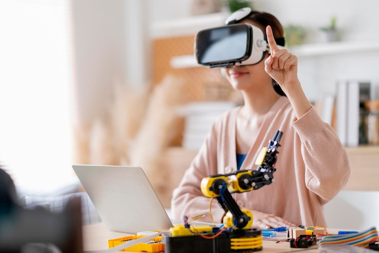 Foto gratuito una programadora asiática inteligente usa un brazo robótico de aprendizaje de control vr que codifica el cable de la placa electrónica en stem steam y trata de probar su brazo robótico autónomo con sensores a través de la plataforma arduino en casa
