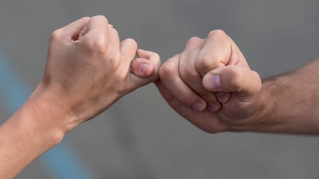 Promesa meñique de hombre y mujer