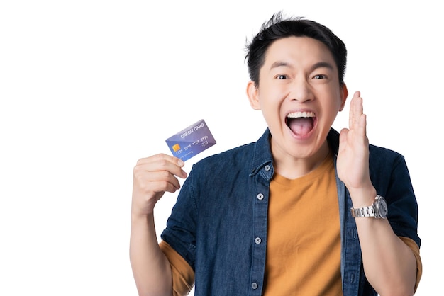 La promoción del paquete de venta de gran éxito salió del estilo de vida causal asiático gesto de la mano masculina presente tarjeta de crédito gran evento de promoción sorpresa