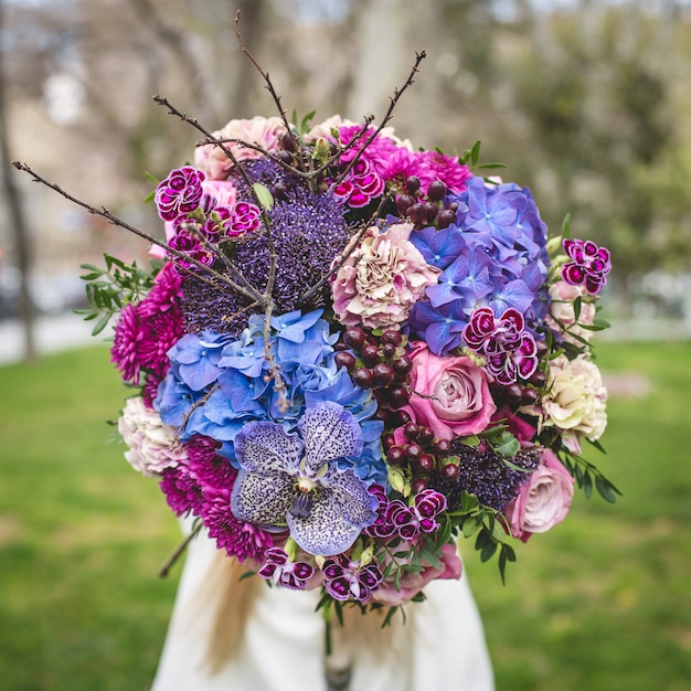 Promoción de un ramo de flores mixtas en un parque