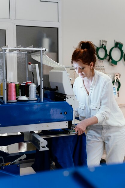 Propietario de negocio femenino trabajando