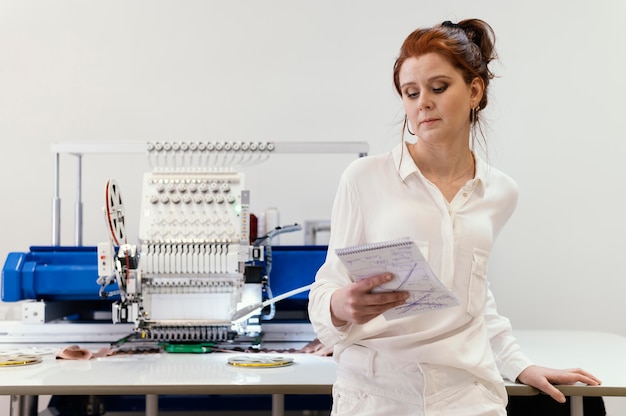 Foto gratuita propietario de negocio femenino trabajando